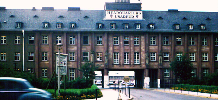 Der Eingang zu dem Headquarter der US Army in Heidelberg in den 50er Jahren.